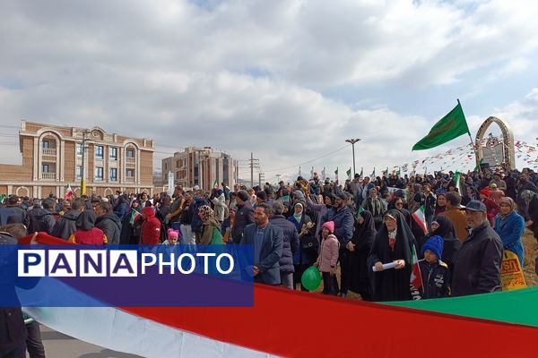 حضور دانش‌آموزان در راهپیمایی ۲۲ بهمن شهرستان پردیس 