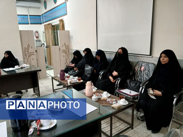  اولین نشست هم اندیشی مدیران متوسطه دوره دوم در دبیرستان مهشید مصلی نژاد