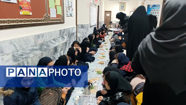 برپایی سفره افطاری در دبیرستان عطیه ناحیه هفت 