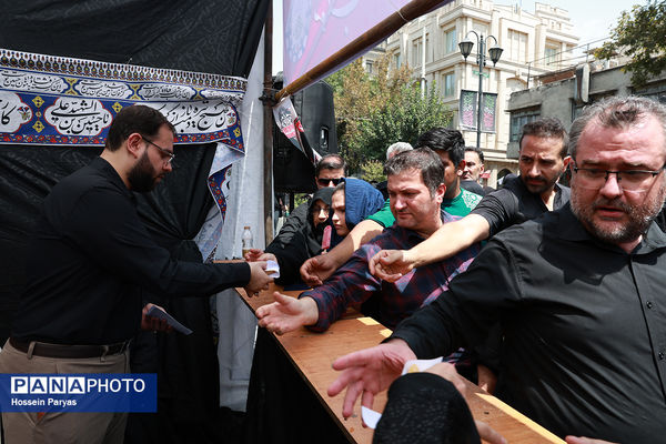 موکب «عشاق‌الحسین» سازمان دانش آموزی در راهپیمایی خانوادگی جاماندگان اربعین حسینی - تهران/ 2
