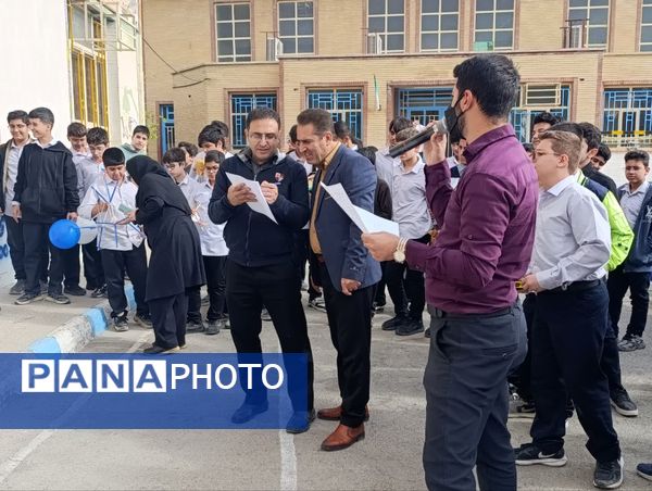 مسابقه «نجات تخم‌مرغ» در دبیرستان شهید بهشتی بهبهان