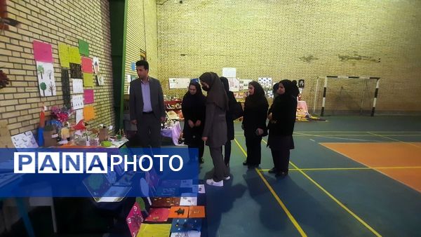 بازدید مدیر آموزش و ‌پرورش حاجی‌آباد از نمایشگاه خلاقیت‌های دانش‌آموزی دبستان استقلال  