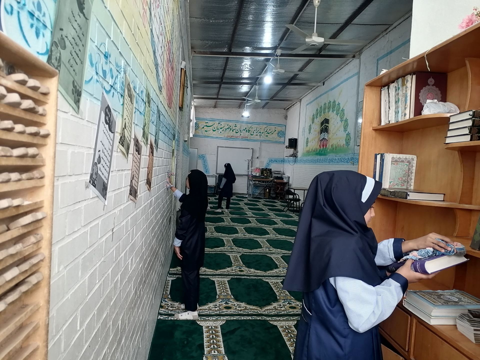 غبارروبی نمازخانه‌ دبستان ناهید نخودی نیشابور