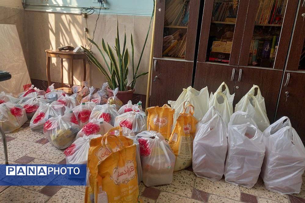 پخش ارزاق در هنرستان کوثر شهر قیامدشت ری یک