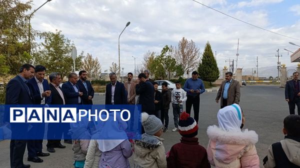 اهدای گل توسط دانش‌آموزان به پرستاران به مناسبت روز پرستار 