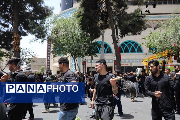 رود اشک و عشق در مسیر حرم همزمان با شکوه عزاداری هیئات‌ در خیابان‌های مشهد