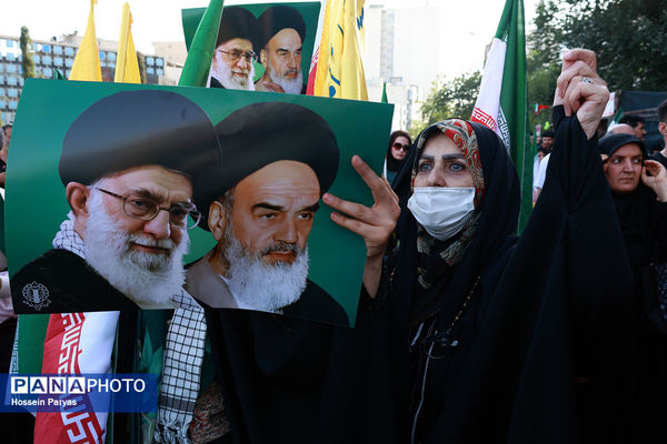 تجمع مردمی بشارت فتح در میدان انقلاب