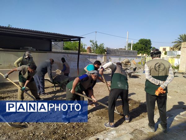بهسازی کف مدارس خاکی رودان با همت خیرین و گروه‌های جهادی
