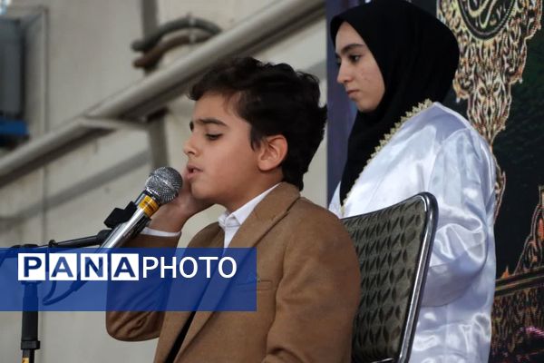 ثبت اثر انگشت هزار دانش‌آموز یزدی پای پرچم ایران