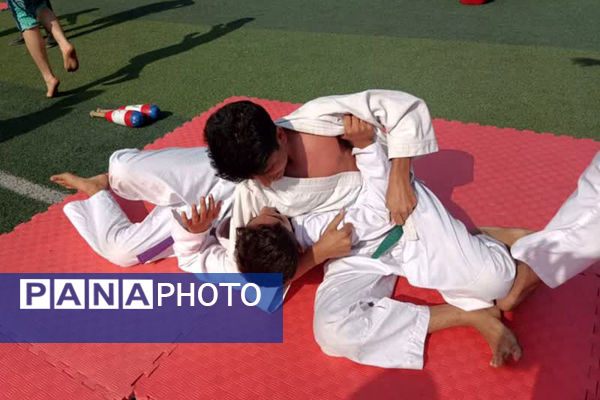 آیین افتتاحیه المپیاد ورزشی دانش‌آموزان در مدرسه شاهد افشار یزد