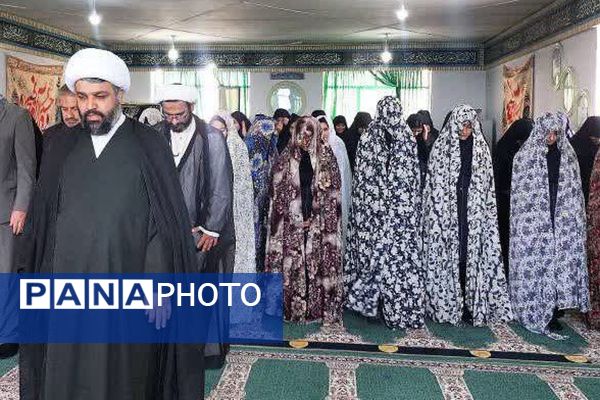 برپایی نماز جماعت مدارس کهریزک با حضور امام جمعه منطقه 