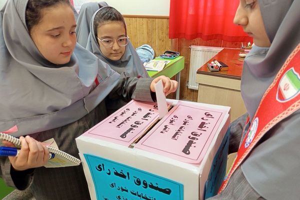 هیجان انتخابات شورای دانش‌آموزی در دبیرستان مصلی نژاد حضرت زینب