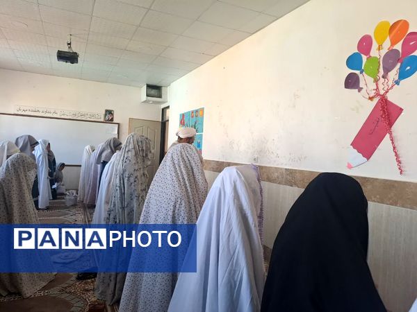نماز جماعت در نمازخانه آموزشگاه زهرا عبداللهیان ارغا 