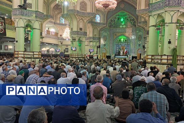 حضور مدیر آموزش و پرورش ناحیه دو شهرری در کنار دانش آموزان در نماز جمعه 