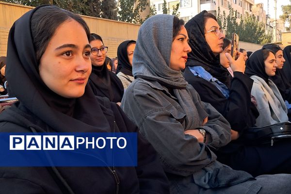 مراسم راز و رهایی؛ پنجره‌ای به دنیای دو نسل در دبیرستان نمونه‌دولتی ولایت بهارستان‌دو