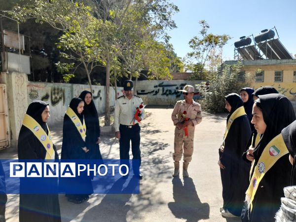 جلسه پیشگیری از آسیب‌های فضای مجازی همزمان با هفته نیروی انتظامی در آموزشگاه تکتم 
