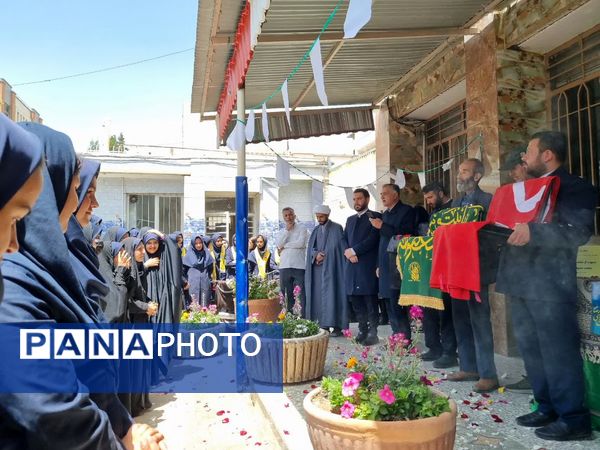 پرچم گردانی حرم مطهر امام رضا (ع) در دبیرستان دخترانه خدیجه کبری (س) ناحیه۴ اصفهان