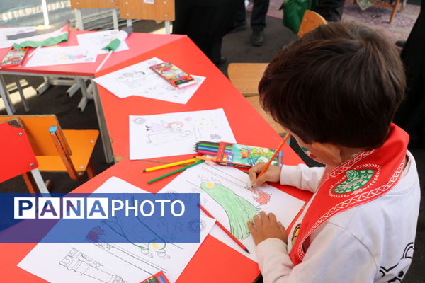 غرفه نسل افتخار سازمان دانش‌آموزی استان آذربایجان شرقی در راهپیمایی ۱۳‌ آبان