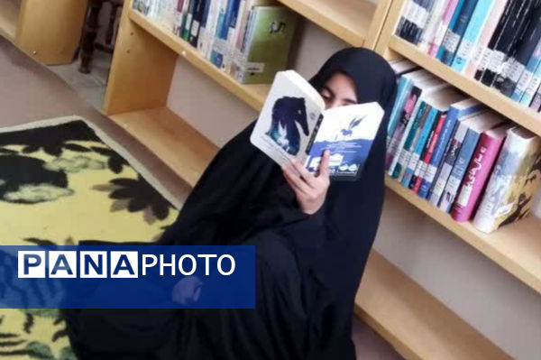 بازدید دانش‌آموزان مدرسه‌ حضرت زهرا (س) نیر از کتابخانه در هفته‌ کتاب 