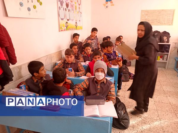 توزیع شیر گامی برای سلامت و نشاط دانش‌آموزان در دبستان شهید پسندیده فدافن 