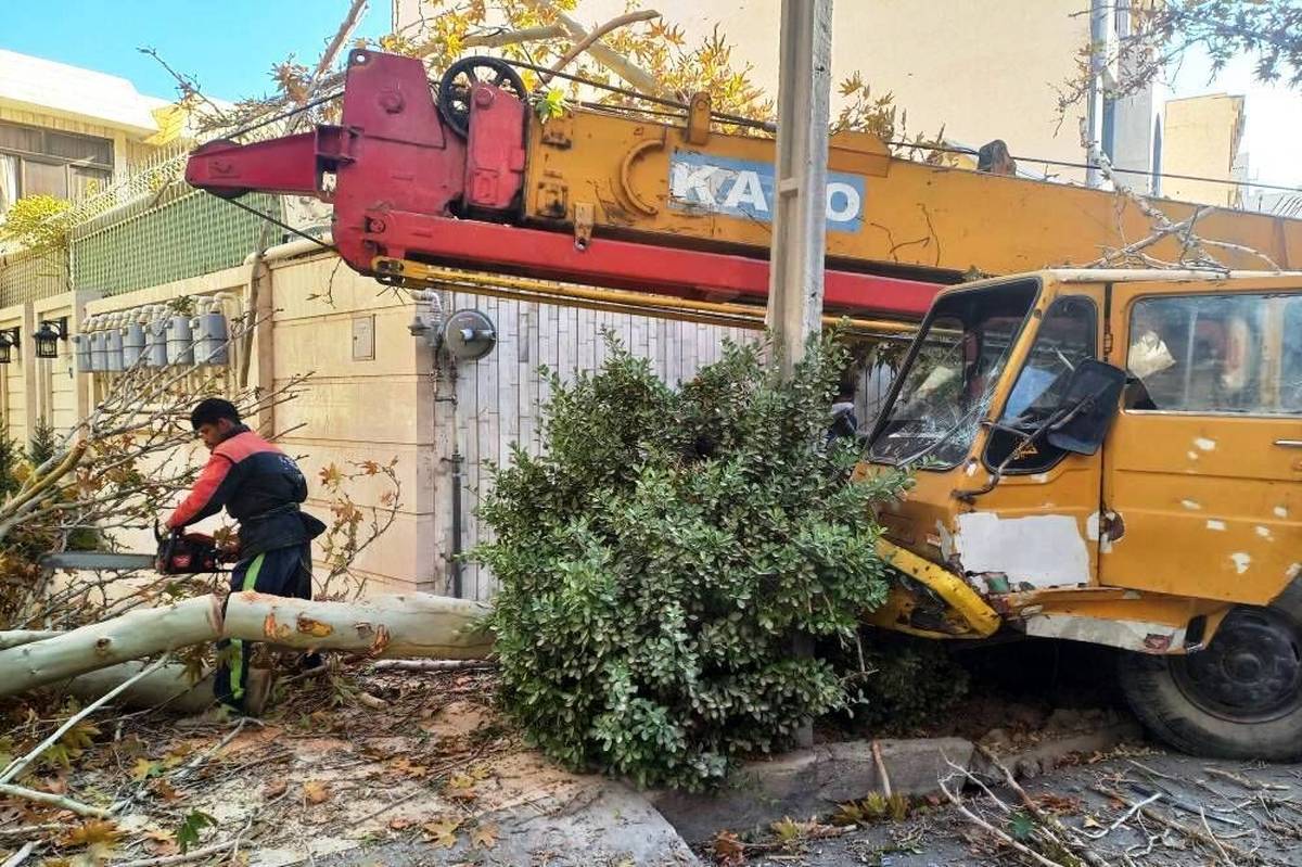 حادثه صبحگاهی در مشهد؛ سقوط جرثقیل بر دیوار خانه پس از برخورد با چند خودرو