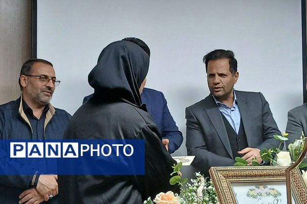 گردهمایی‌ دانش آموزی در هفته کتاب و کتابخوانی