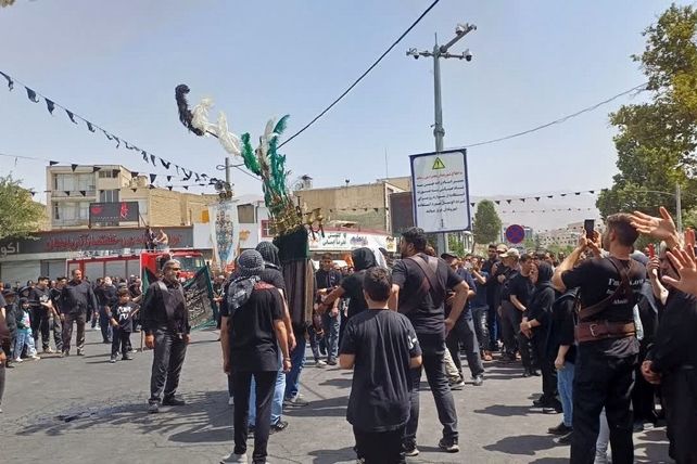  مراسم باشکوه ظهر عاشورا در امامزاده حسن کرج