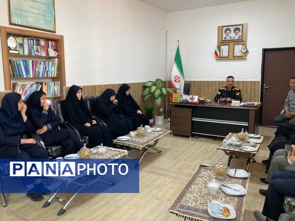 بازدید دانش‌آموزان دبیرستان سمیه از کلانتری ۱۱ بجنورد به مناسبت هفته نیروی انتظامی 