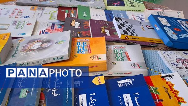 برپایی نمایشگاه کتب کمک‌درسی در دبیرستان دخترانه فاطمیه ناحیه یک کرج