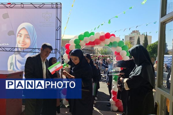آیین نواختن زنگ مدرسه با شروع سال تحصیلی جدید 