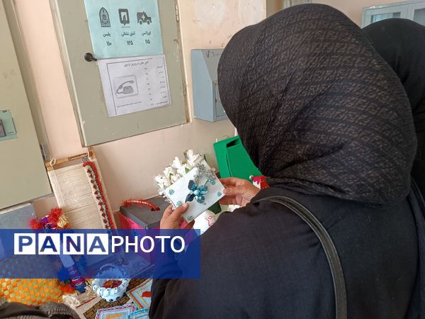 برگزاری نمایشگاه دست‌سازه‌های دانش‌آموزان و نمایشگاه کتاب در دبیرستان دخترانه نور اردبیل