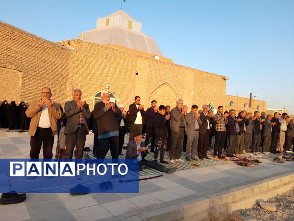 قرائت دعای باران و نماز جماعت در روستای دهنو خلیل آباد