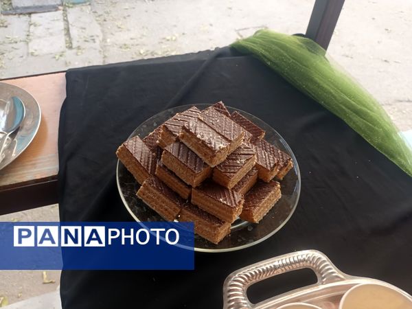 عطر فاطمی در فضای آموزش دبیرستان میرزا جعفر سروقد با برپایی ایستگاه صلواتی 