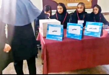گزارشی از حضور پرشور دانش‌آموزان دبیرستان ۱۳ آبان در انتخابات شورای مدرسه 