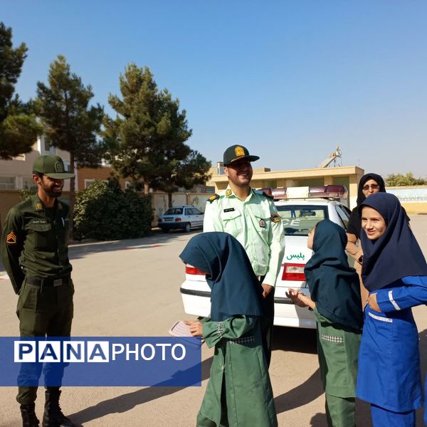 حضور ماموران نیروی انتظامی در دبستان حاج فرج عبداللهی اردکان