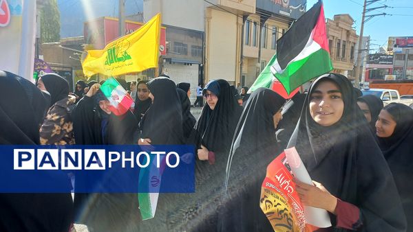 برگزاری راهپیمایی ۱۳ آبان روز دانش‌آموز در شهرستان فیروزکوه 