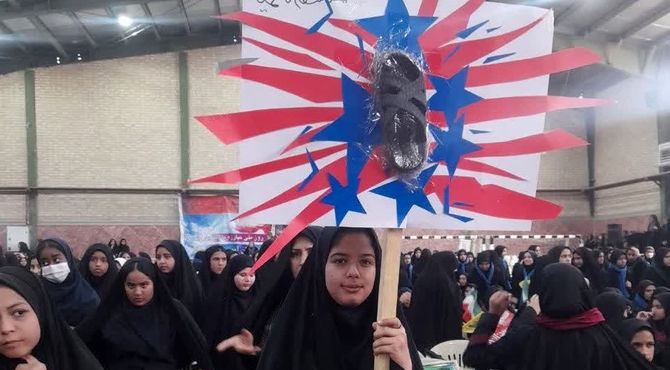 روایت خبرنگار شهرستان زارچ از راهپیمایی روز دانش آموز