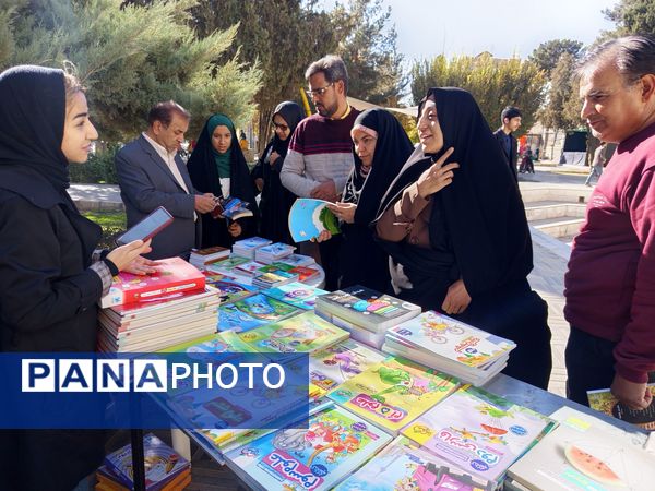 جمعه بازار کتاب در کاشمر