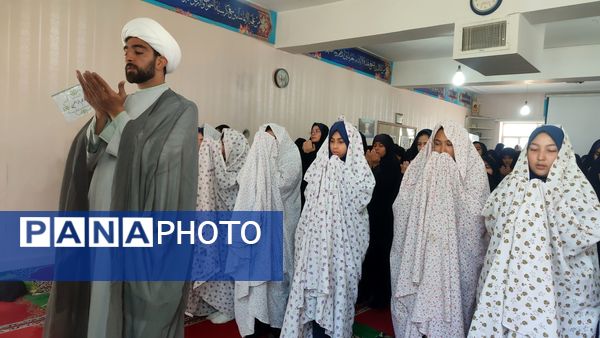 محفل نماز جماعت در دبیرستان شاهد تکتم