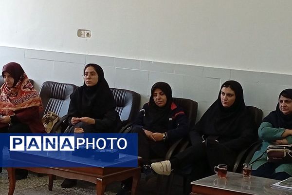 نشست کتابخوان مدرسه‌ای در دبیرستان دخترانه جوادالائمه بهارستان‌دو