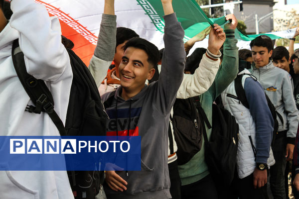 حضور پرشور دانش آموزان زنجانی در راهپیمایی ۱۳ آبان