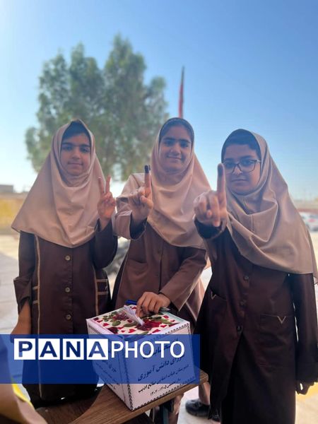 انتخابات پرشور شورای دانش‌آموزی در مدرسه صالح ادیب