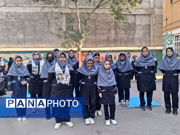 حرکات ورزشی و نمایشی در افتتاحیه المپیاد درون مدرسه‌ای