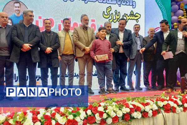 جشن روز پدر در سالن گلعباسی ورامین ؛ حضوریک هزار نفر از  پدران دانش آموزان گل‌های نمونه