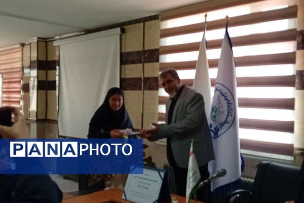 تقدیر از دانش‌آموز خبرنگاران فعال پانا در مراسم روز خبرنگار در شهرستان فیروزکوه