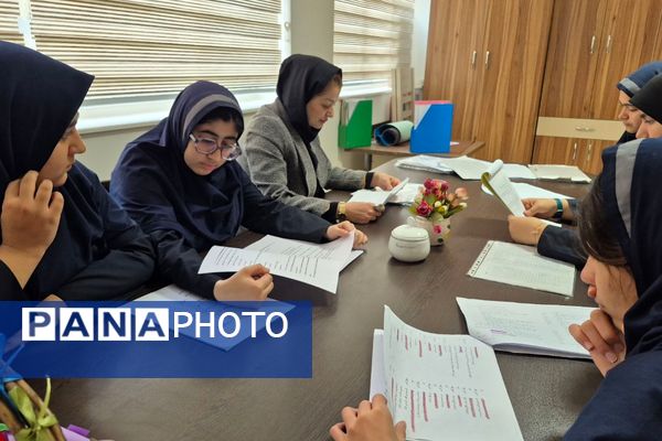  جلسات تمرین نمایش‌نامه‌خوانی در دبیرستان فرزانگان