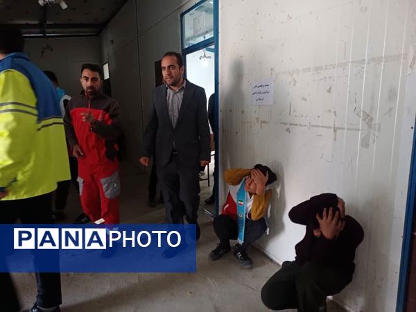 اجرای مانور سراسری زلزله در مدرسه شهید نوری مرزآباد شهرستان خدا آفرین