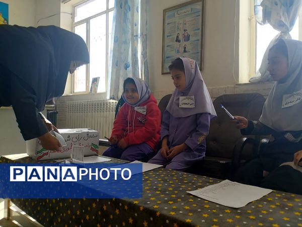 انتخابات شورای دانش آموزی در مدرسه تکتم خلیل آباد 