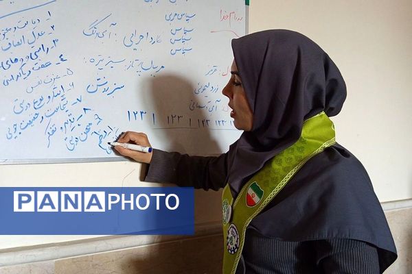 کارگاه آموزشی پیش اردوی منطقه‌ای پیشتازان در بهارستان‌۲