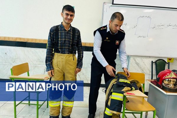  آماده‌سازی مانور زلزله با آموزش آتش‌نشان‌ها در مدرسه نمونه‌دولتی شهید مطهری رباط‌کریم